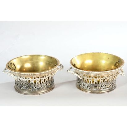 PAIRE DE COUPES CORBEILLES en porcelaine...