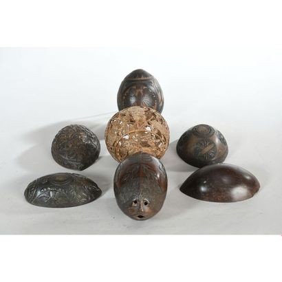 PETITE COLLECTION de noix de coco sculptées...