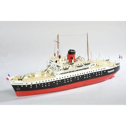 MAQUETTE de bateau en bois et métal peint...