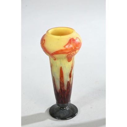 LE VERRE FRANÇAIS. Vase bulbe en verre dégagé...