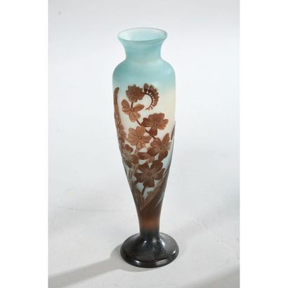GALLE Emile. Vase en verre dégagé à l’acide...