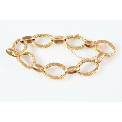 BRACELET en or jaune 750°/°° à maillons ovales...
