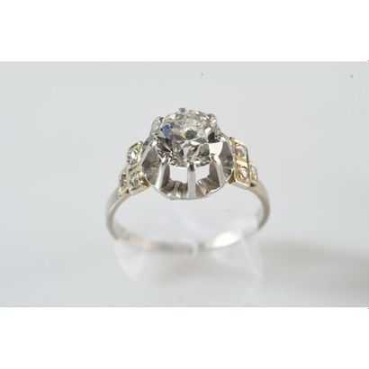 BAGUE en platine et or blanc 750°/°° ornée...