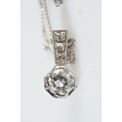 PENDENTIF en or blanc 750°/°° orné d’un diamant...