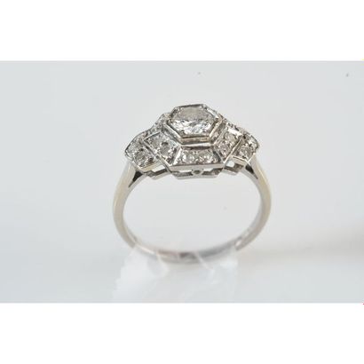 BAGUE ART DECO en platine serti clos d’un...