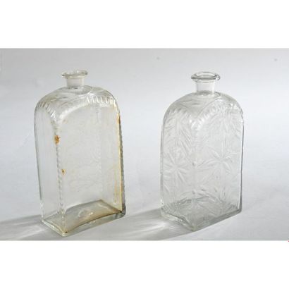 PAIRE DE CARAFES plates en verre gravé d’un...