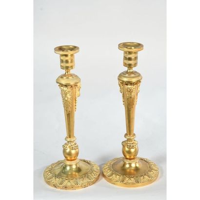 PAIRE DE BOUGEOIRS CONSULAT en bronze doré...