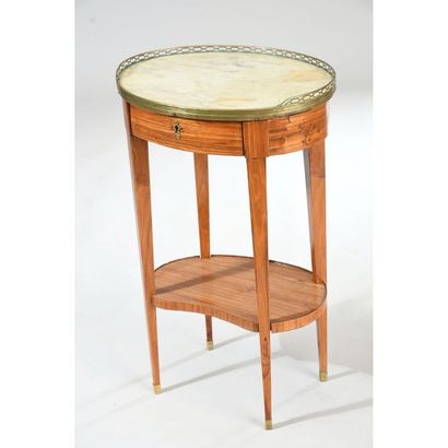 TABLE DE SALON LOUIS XVI en placage de bois...