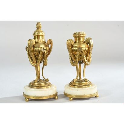 PAIRE DE CASSOLETTES LOUIS XVI en bronze...