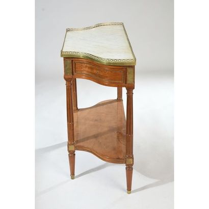 CONSOLE LOUIS XVI en acajou et placage d’acajou...