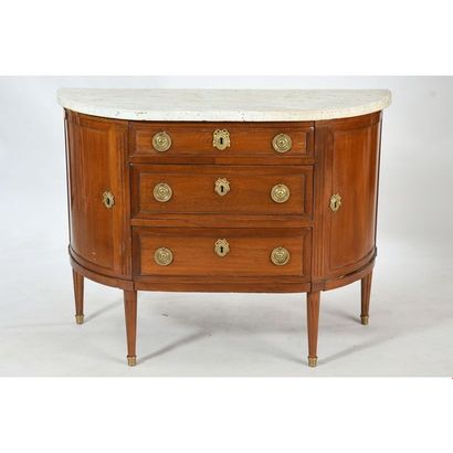 COMMODE LOUIS XVI de forme demi lune en acajou...