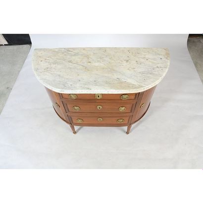 COMMODE LOUIS XVI de forme demi lune en acajou...