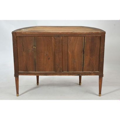 COMMODE LOUIS XVI de forme demi lune en acajou...
