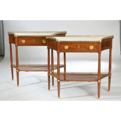 PAIRE DE CONSOLES LOUIS XVI en acajou et...