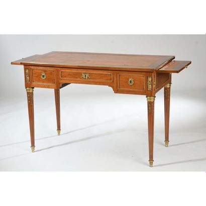 BUREAU DE DAME LOUIS XVI en bel acajou moucheté...