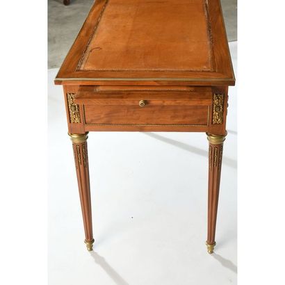 BUREAU DE DAME LOUIS XVI en bel acajou moucheté...