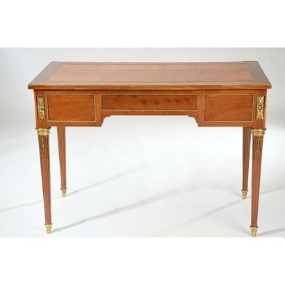 BUREAU DE DAME LOUIS XVI en bel acajou moucheté...