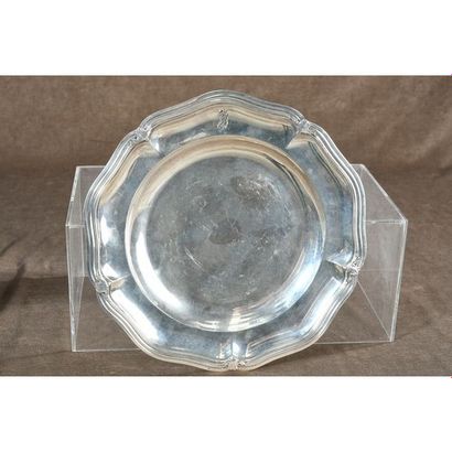 PLAT ROND FESTONNÉ LOUIS XV en argent massif...