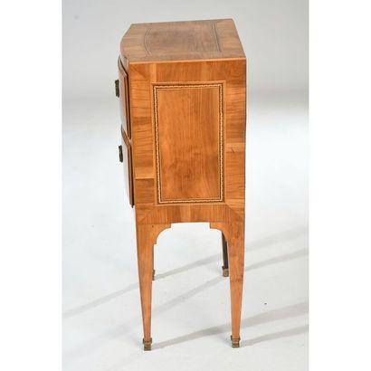 PETITE COMMODE D’ENTRE DEUX LOUIS XVI en...