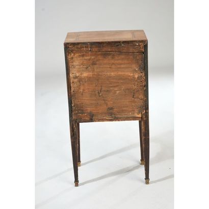PETITE COMMODE D’ENTRE DEUX LOUIS XVI en...