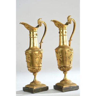 PAIRE D’AIGUIERES EMPIRE en bronze doré à...
