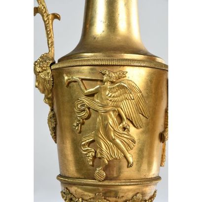 PAIRE D’AIGUIERES EMPIRE en bronze doré à...