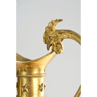PAIRE D’AIGUIERES EMPIRE en bronze doré à...