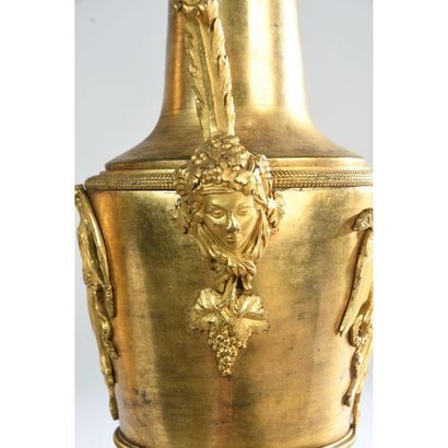 PAIRE D’AIGUIERES EMPIRE en bronze doré à...