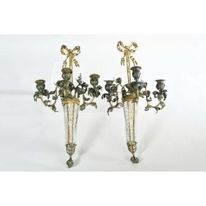 CURIEUSE PAIRE D’APPLIQUES LOUIS XVI en bronze,...