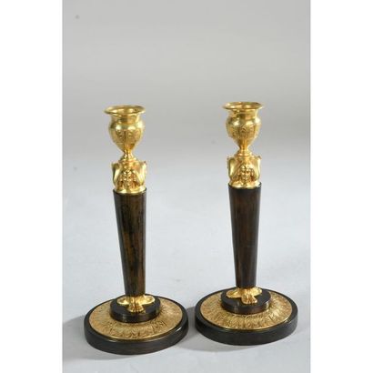 PAIRE DE FLAMBEAUX EMPIRE en bronze à double...
