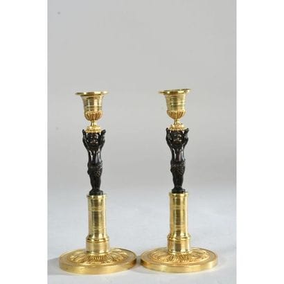 PAIRE DE BOUGEOIRS RESTAURATION en bronze...
