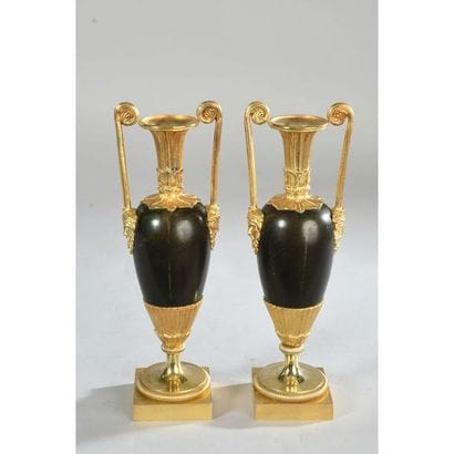 PAIRE DE VASES EMPIRE en forme d’amphore...