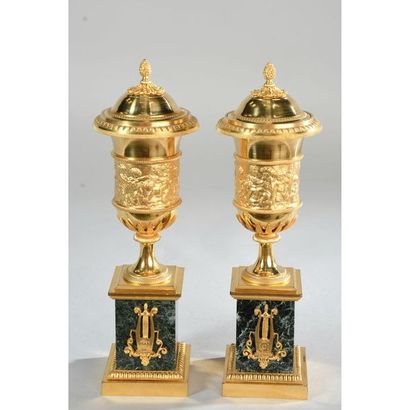 PAIRE DE VASES MEDICIS COUVERTS RESTAURATION...
