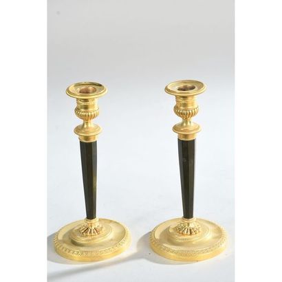 JOLIE PAIRE DE BOUGEOIRS EMPIRE en bronze...
