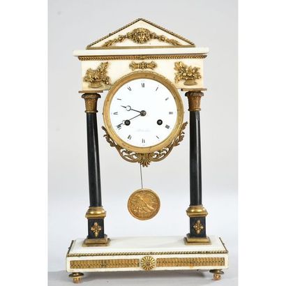 PENDULE DIRECTOIRE en forme de temple en...