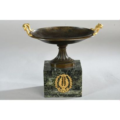 COUPE dite TAZZA en bronze à double patine...