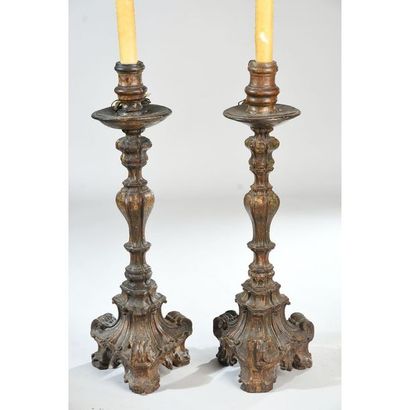 PAIRE DE PIQUE-CIERGES LOUIS XIV en bois...