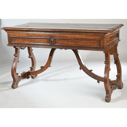 BUREAU en noyer à dessus brisé et façade...