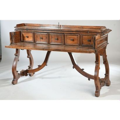 BUREAU en noyer à dessus brisé et façade...
