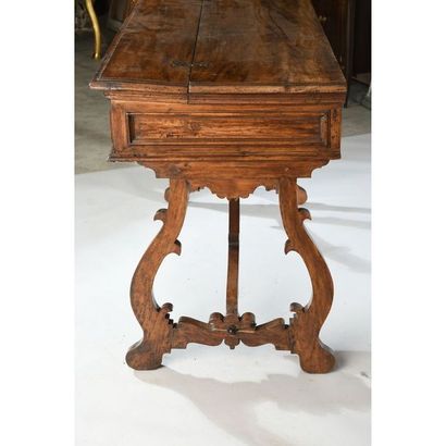 BUREAU en noyer à dessus brisé et façade...
