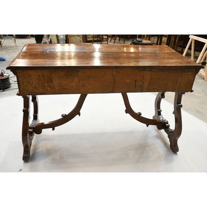 BUREAU en noyer à dessus brisé et façade...