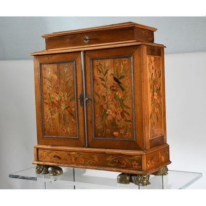 CABINET DE VOYAGE en placage de noyer, sycomore...