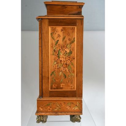 CABINET DE VOYAGE en placage de noyer, sycomore...