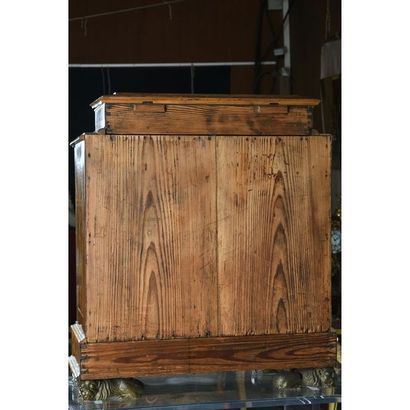 CABINET DE VOYAGE en placage de noyer, sycomore...