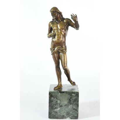 SUJET en bronze patiné représentant un Christ...