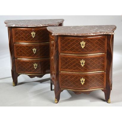 PAIRE DE COMMODES LOUIS XV galbée toutes...