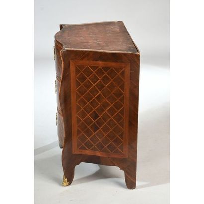 PAIRE DE COMMODES LOUIS XV galbée toutes...