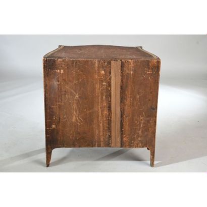 PAIRE DE COMMODES LOUIS XV galbée toutes...