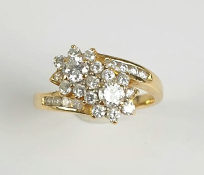 BAGUE en or jaune 750 ‰ à corps croisé, terminé...