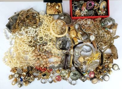 LOT of costume jewellery: necklaces, earrings,...